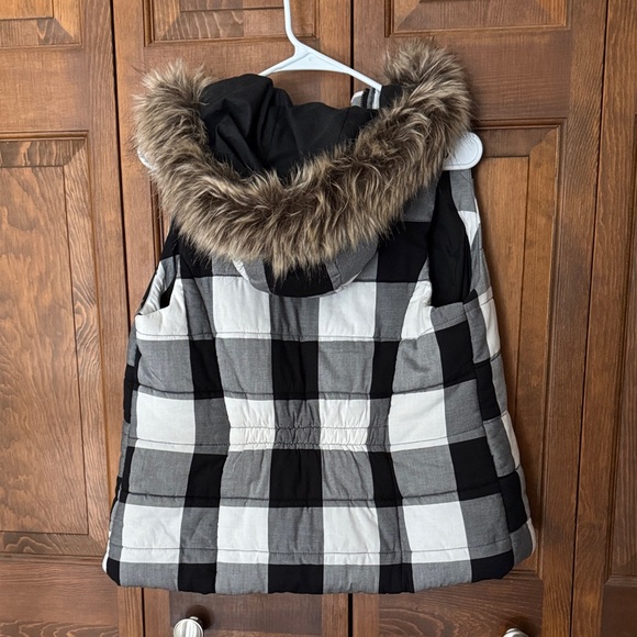 Maurices Black and White Checkered Vest with Faux Fur Hood - Picture 4 of 6